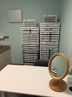 Contact lens fitting room with mirror